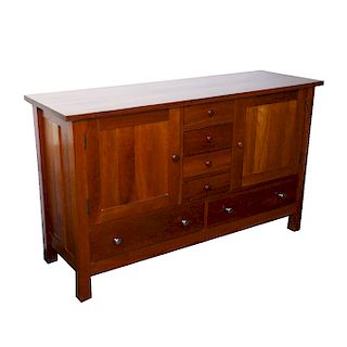 Trinchador. Estados Unidos. Siglo XX. En talla de madera. Marca Vermont Furniture Designs. Cubierta rectangular, 8 cajones.
