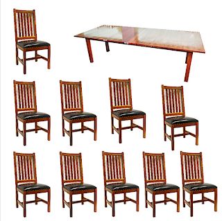 Comedor. Estados Unidos. Siglo XX. En talla de madera de cerezo. Marca Vermont Furniture Designs. Consta de: mesa y 10 sillas.