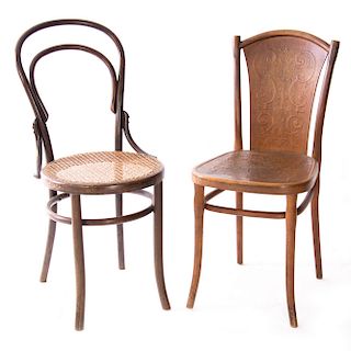 Lote de 2 sillas. Siglo XX. En talla de madera. Una con asiento de bejuco. Respaldos mixtilíneos y soportes semicurvos.