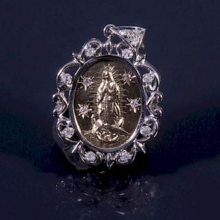 Medalla. Elaborada en oro amarillo. Imagen virgen de Guadalupe. Decorada con 14 acentos de diamantes. Peso: 7.5g.