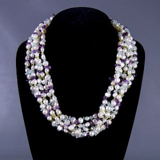 Collar 5 hilos. Elaborado con perlas cultivadas y amatistas amorfas. Peso: 178.5g.