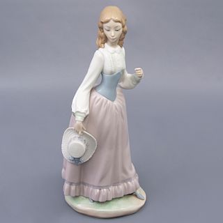 Dama con sombrero. España. Siglo XX. Elaborada en porcelana Lladró. Acabado brillante.