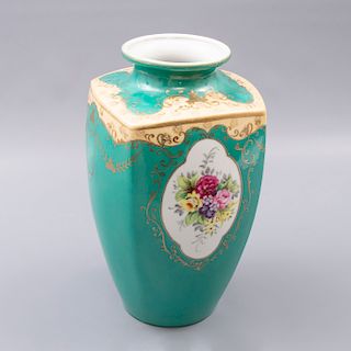 Florero. China. Siglo XX. Elaborado en porcelana Lucky. Decorado con esmalte dorado, elementos florales y orgánicos.