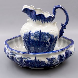 Aguamanil. Inglaterra. Siglo XX. Elaborado en porcelana Victoria Ware. Decorado con paisajes y escenas campestres en color azul.