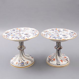 Par de fruteros. Alemania. Siglo XX. Elaborados en porcelana Meissen. Decorados con esmalte dorado, elemento florales y fitomorfos.