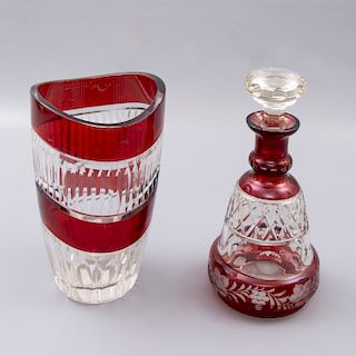 Jarrón y licorera. Siglo XX. Elaborados en cristal de bohemia. En color rojo. Decorados con elementos facetados, florales.