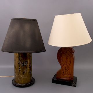 Par de lámparas de mesa. Siglo XX. Elaboradas en metal dorado y madera. Electrificadas para una luz. Con pantallas de tela.