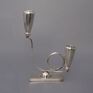 Candelero. México. Siglo XX. Marca C. Zurita. Diseño mixtilíneo. Elaborado en plata. Peso: 358 g.