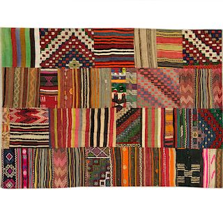 Alfombra. Siglo XX. Estilo patchwork. Elaborada en fibras de lana y algodón.  Diferentes decoraciones geométricas y colores.