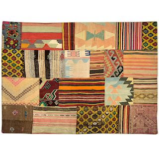 Alfombra. Siglo XX. Estilo patchwork. Elaborada en fibras de lana y algodón. Diferentes decoraciones geométricas, orgánicas y florales.