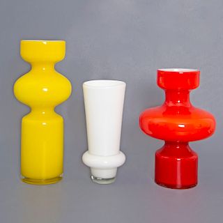 Lote de 3 floreros. Siglo XX. Elaborados en cristal rojo, amarillo y blanco. Marca West Elm. Diseños mixtilíneos y lobulados.