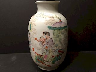 A Fine Chinese famille rose vase, early 20th Century, Republic Period. 