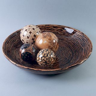 Centro de mesa. Siglo XX. Elaborado en resina tipo madera. Con 4 esferas. Piezas: 5
