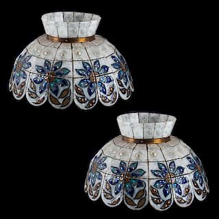 Par de lámparas de techo. México, siglo XX. Elaboradas en vidrio, acabado pulegoso y aplicaciones de latón. Piezas: 2