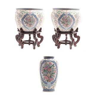 Par de peceras y jarrón. China, siglo XX. Estilo Cantonés. En porcelana policromada. Decoradas con motivos florales. Piezas: 3