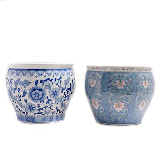 Lote de peceras. China, siglo XX. Elaboradas en porcelana policromada. Decoradas con motivos florales. Piezas: 2