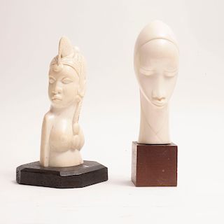 Lote de bustos africanos. Siglo XX. Tallas en marfil. Con bases de madera. Piezas: 2