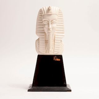 Busto de Tutankamón. Siglo XX. Talla en marfil. Con base de madera.