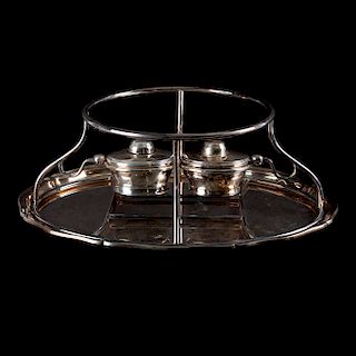 Servicio Chafing Dish. Siglo XX. Elaborado en metal plateado. Consta de: charola, soporte, y dos mecheros.