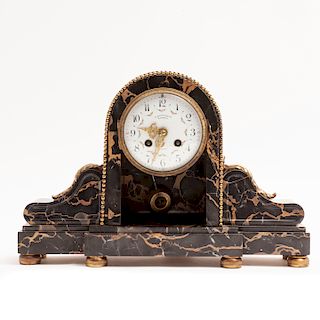 Reloj de chimenea. Francia, principios del siglo XX. Marca Just. C.H. Paris. Elaborado en mármol negro. Con aplicaciones de bronce.
