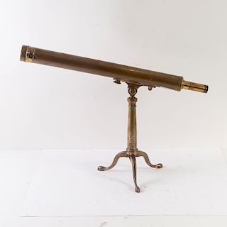 Telescopio. Francia, siglo XIX. Elaborado en latón. Con lentes y tripié plegable.
