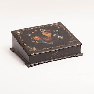 Escribanía de viaje. Inglaterra, siglo XIX. Estilo Victoriano. En madera laqueada y policromada con incrustaciones de madreperla.