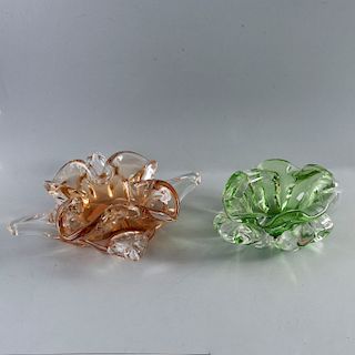 Par de centros. Italia, siglo XX. Elaborado en cristal de Murano, color ámbar y verde. Diseños orgánicos y lobulados. Piezas: 2