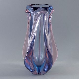 Florero. Italia, mitad del siglo XX. Elaborado en cristal de Murano color púrpura.