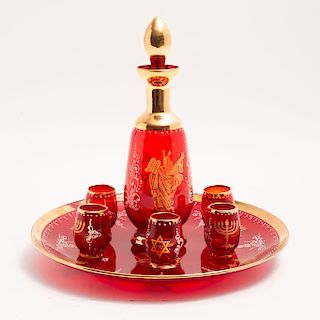 Servicio de licor. Italia, siglo XX. Elaborado en cristal Murano, color rojo con esmalte dorado. Con simbología judáica. Piezas: 8