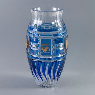 Florero. Bélgica, siglo XX. Elaborado en cristal Val St. Lambert color azul, con esmalte de oro de 24K. Decorado con escenas bucólicas.