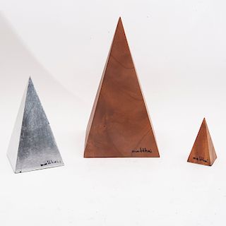 Diego Matthai (México, 1942 - ) Bibelots. Elaborados en madera de cedro, uno con aplicación de hoja de plata. Diseños piramidales.Pzs:3