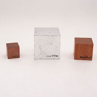 Diego Matthai (México, 1942 - ) Bibelots. Elaborados en madera de cedro, uno con aplicación de hoja de plata. Diseños cúbicos. Piezas:3