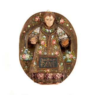 Medallón con santo. México, principios del siglo XX. Talla en madera pintada a mano. Decorado con monograma jesuita. Lote sin reserva.
