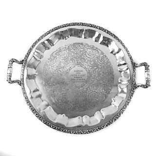 Charola. Inglaterra, siglo XX. Elaborada en metal plateado de la firma National. Conmemorativa. Diseño circular. Lote sin reserva.