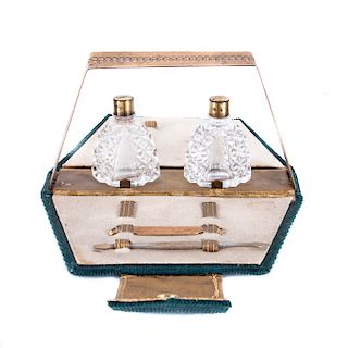 Set de manicura. Francia, finales siglo XIX. Perfumeros en vidrio prensado con tapas. De la firma Griffon.  Lote sin reserva.
