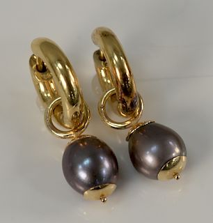 18 karat gold and Mabe pearl earrings having circles and drop pearls, marked: 750.
9.2 grams total weight