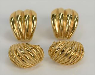 Two pairs of 18 karat gold pierced earrings, one ribbed one polished and rope wires. 
38 grams