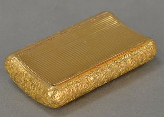 18 karat gold snuff box with hinged lid, ribbed top and bottom and scroll work and floral sides