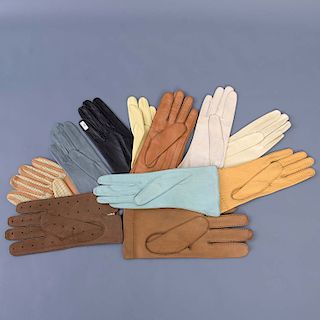 Lote de 34 guantes. Italia. Siglo XX. Elaborados en piel. Cada diseÒo es ˙nico. Diferentes tallas, colores, gÈneros y decoraciones.