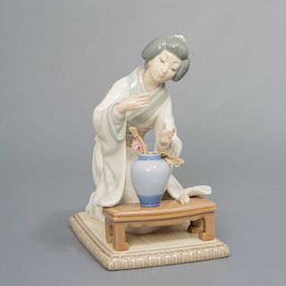 Japonesa con flores. EspaÒa. Siglo XX. En porcelana LladrÛ. Acabado brillante.