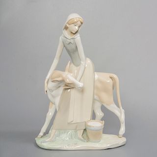 Dama con vaca. EspaÒa. Siglo XX. Elaborada en porcelana LladrÛ. Acabado brillante.