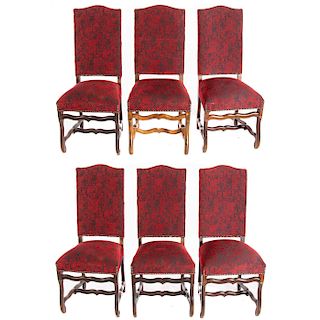 Lote de 6 sillas. Francia. Siglo XX. En talla de madera de roble. Con tapicerÌa de tela color rojo. Respaldo cerrado, chambrana en "H".