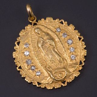 Medalla. Elaborada en oro amarillo de 14k. Imagen  de la Virgen de Guadalupe. Decorada con 10 diamantes corte 8 x 8. Color I...