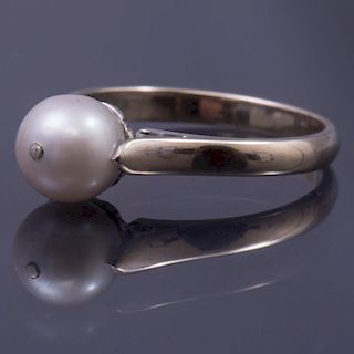 Anillo. Elaborado en plata paladio. Decorado con una perla cultivada, color gris de 8mm. Peso: 2.7g.