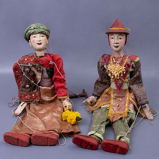 Par de marionetas. Indonesia. Siglo XX. En talla de madera. Ataviadas con trajes costumbristas. Pintadas a mano.