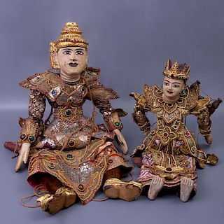 Par de marionetas. Indonesia. Siglo XX. En talla de madera. Ataviadas con trajes de la realeza. Pintadas a mano.