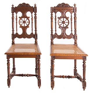 Par de sillas. Francia. Siglo XX. Estilo BretÛn. En talla de madera de nogal. Con respaldo semiabierto, asiento de bejuco.