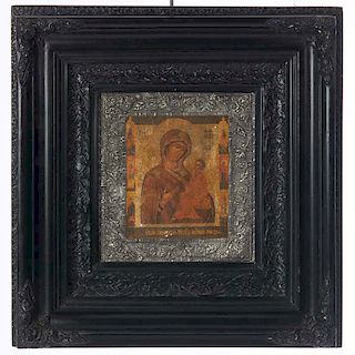 LOTE SIN PRECIO DE RESERVA.Icono de la Virgen de Kasan. Origen ruso. Estilo decimonÛnico. ”leo sobre tabla y repujado en metal. Enmarcado en madera ta