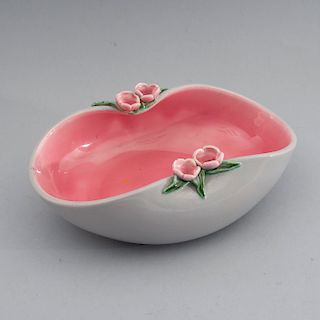 Dulcero. Francia, años 50. Elaborado en cerámica rosa y gris Sevrés, acabado brillante. Decorado con motivos florales y vegetales.