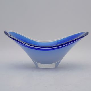 Paul Kedelv. Suecia, años 60. Centro. Elaborado en cristal Flygsfors Coquille, color azul. Diseño de góngola. Firmado.